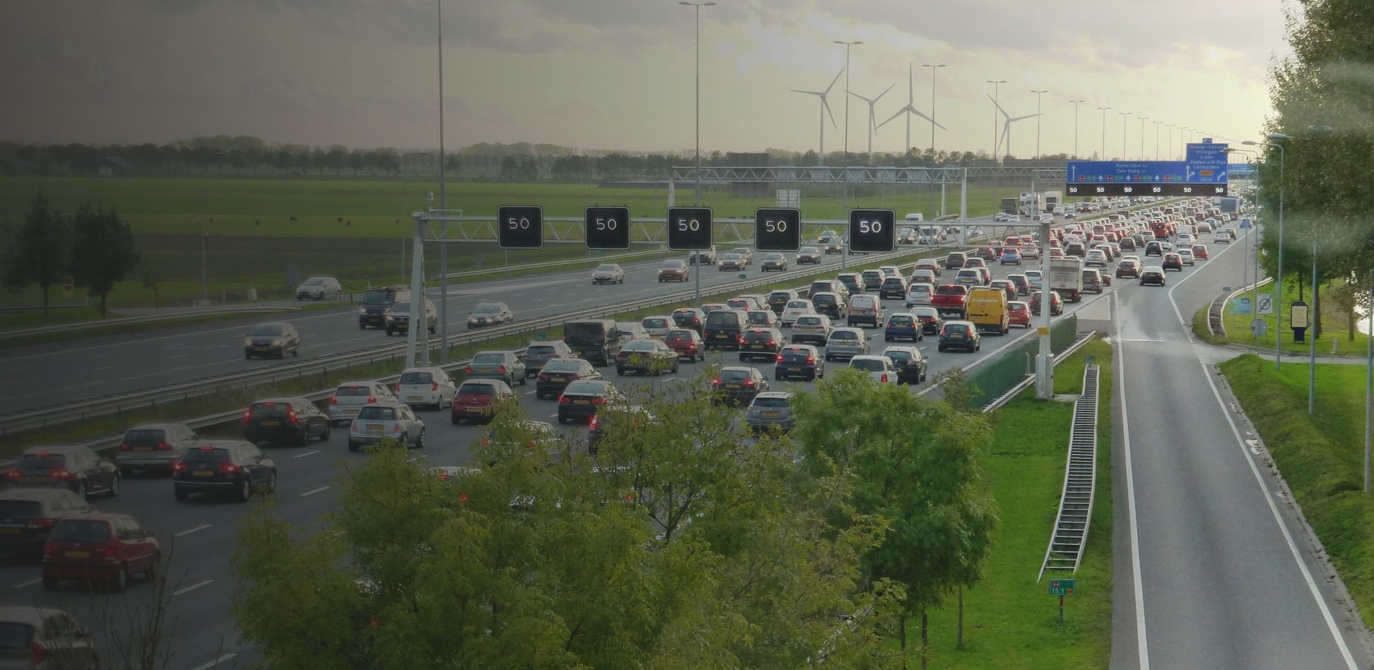 Vergelijk een overbelast stroomnet met een snelweg